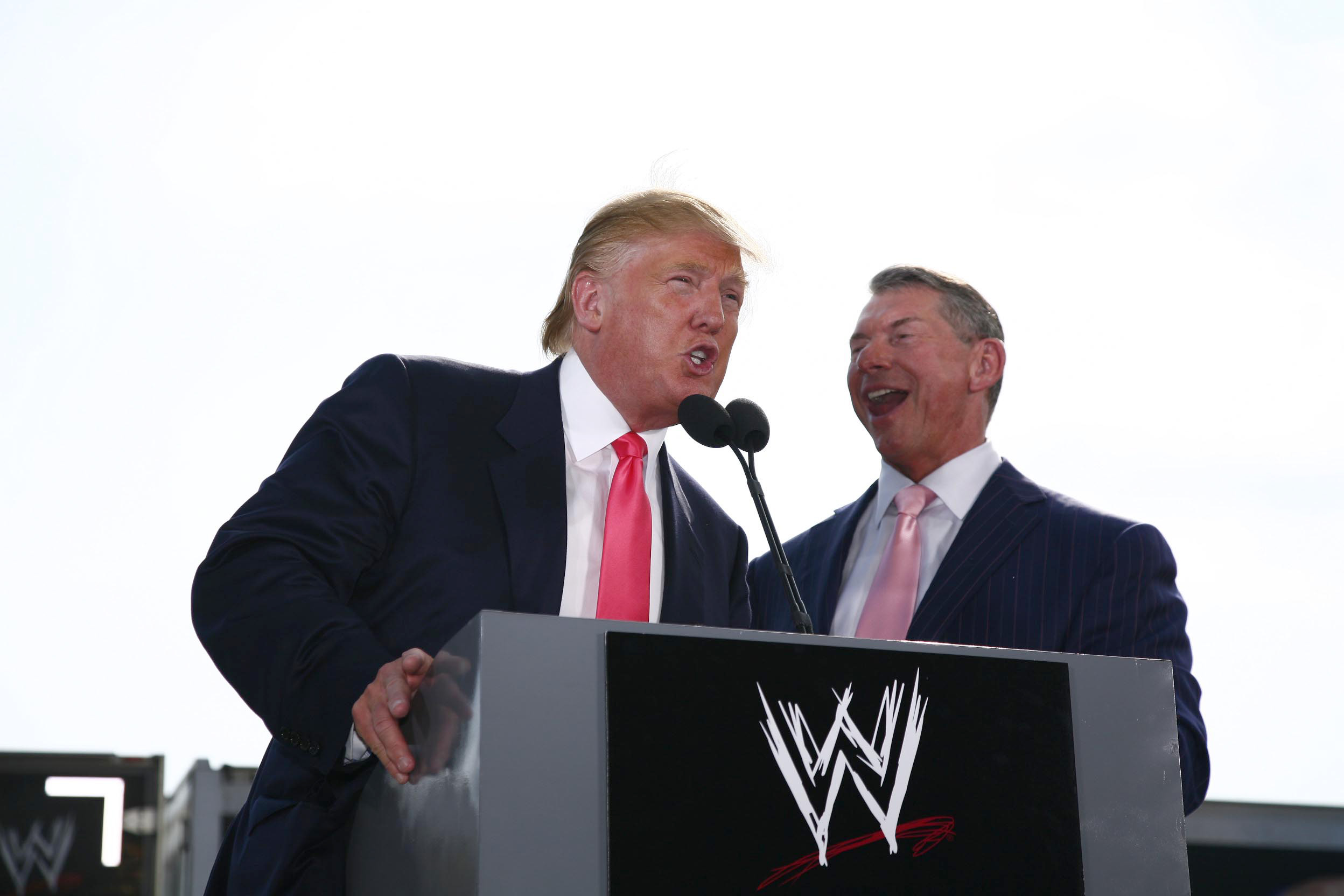 Donald Trump rachète Raw, un des show de la WWE
