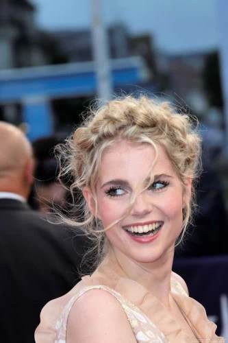 05-09-2016-26-lucy-boynton