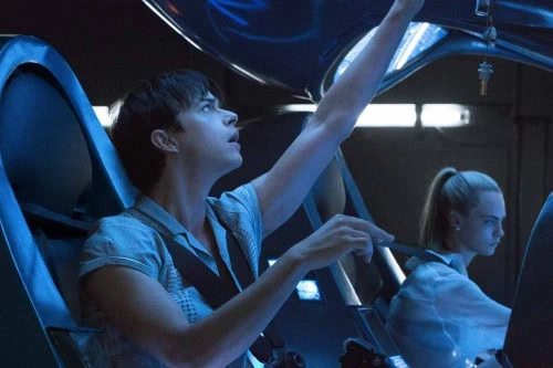 Dane DeHaan and Cara Delevignge in Luc Besson's VALERIAN AND THE CITY OF A THOUSAND PLANETS. Credit: Courtesy of EuropaCorp Copyright: © 2016 VALERIAN SAS Ð TF1 FILMS PRODUCTION.