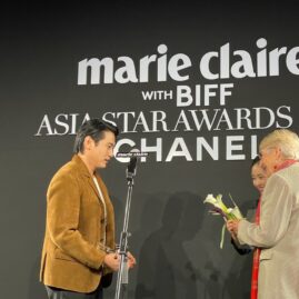 Martine THÉROUANNE, a remis deux Asia Star Awards à deux monstres sacrés du cinéma au 28e Busan International Film Festival