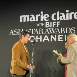 Martine THÉROUANNE, a remis deux Asia Star Awards à deux monstres sacrés du cinéma au 28e Busan International Film Festival