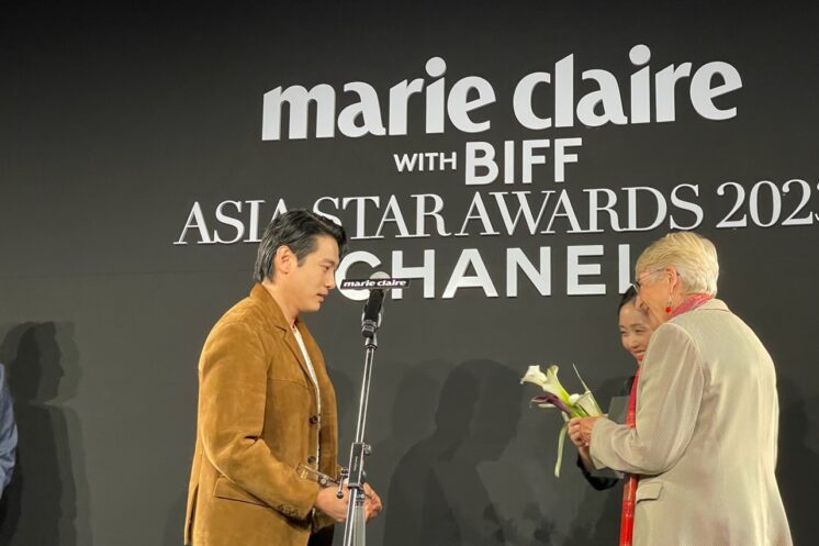 Martine THÉROUANNE, a remis deux Asia Star Awards à deux monstres sacrés du cinéma au 28e Busan International Film Festival