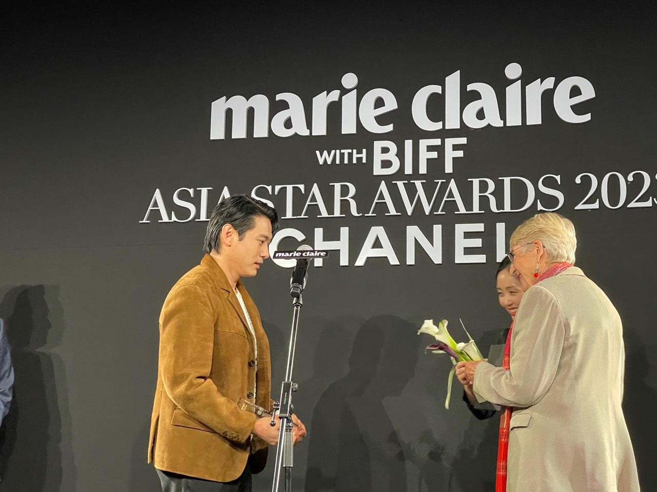 Martine THÉROUANNE, a remis deux Asia Star Awards à deux monstres sacrés du cinéma au 28e Busan International Film Festival