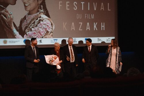  L’Homme d’Or d’Issyk, prix d’honneur du cinéma du Kazakhstan, décerné à Martine et Jean-Marc Thérouanne, directeurs du Festival International des Cinémas d’Asie de Vesoul ce mercredi 29 novembre 2023