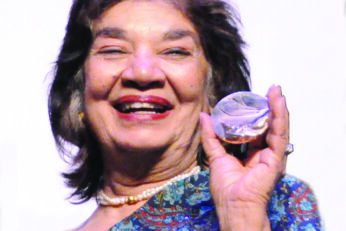 In Memoriam Aruna Vasudev, Mother of Asian Cinema (1936 – 2024) médaille d’honneur de la ville de Vesoul. 9 In Memoriam Aruna Vasudev, Mother of Asian Cinema (1936 – 2024) médaille d’honneur de la ville de Vesoul.