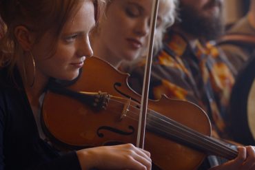 Bande-annonce de TRAD : violoniste prodige en quête de liberté musicale 5 Bande-annonce de TRAD : violoniste prodige en quête de liberté musicale