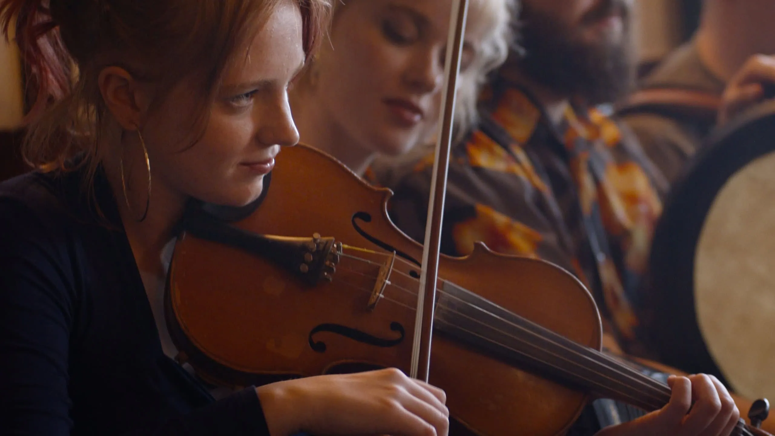 Bande-annonce de TRAD : violoniste prodige en quête de liberté musicale 3 Bande-annonce de TRAD : violoniste prodige en quête de liberté musicale
