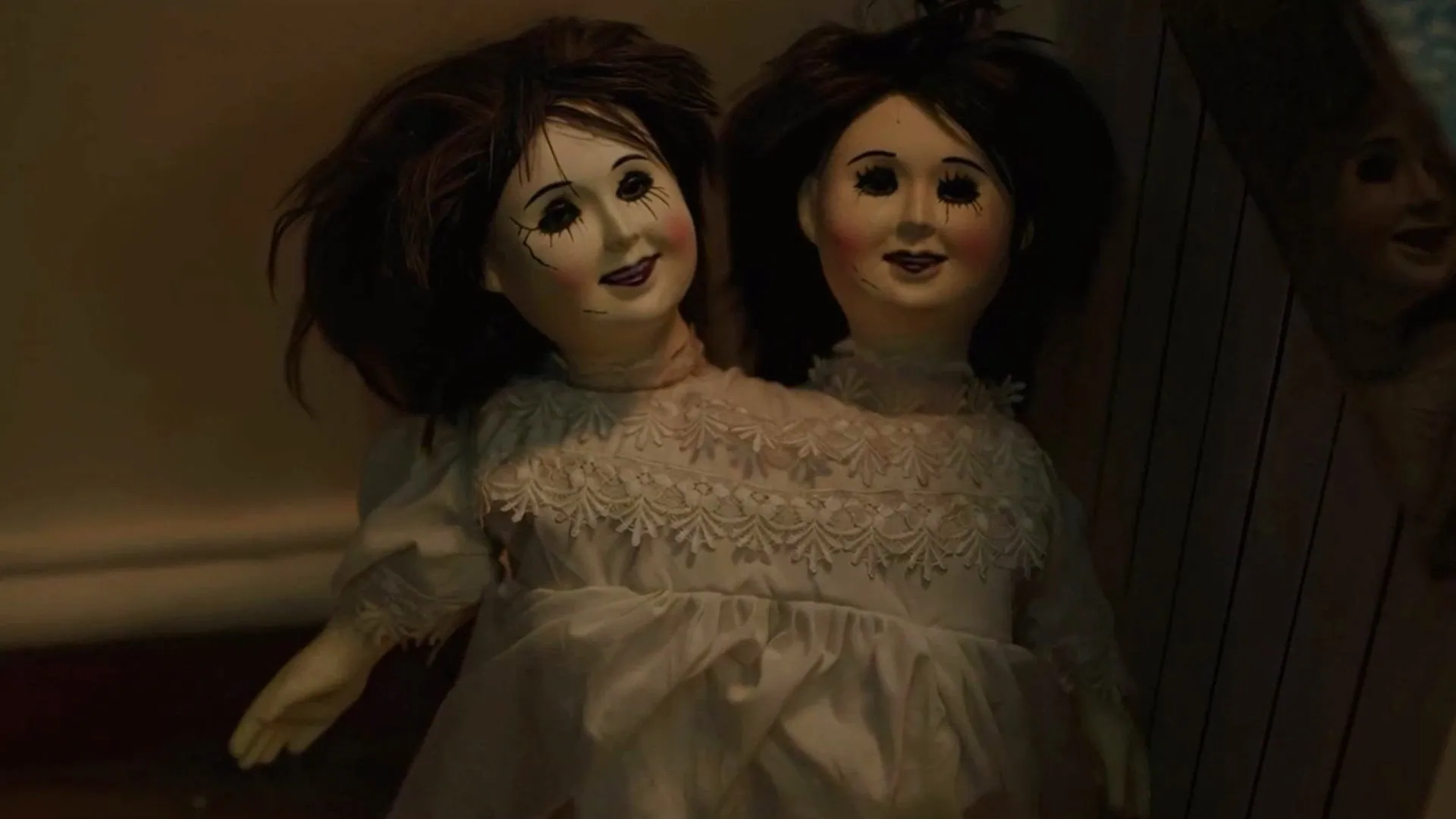 Bande annonce de She Saw Us : une malédiction de poupée à deux têtes 4 Bande annonce de She Saw Us : une malédiction de poupée à deux têtes