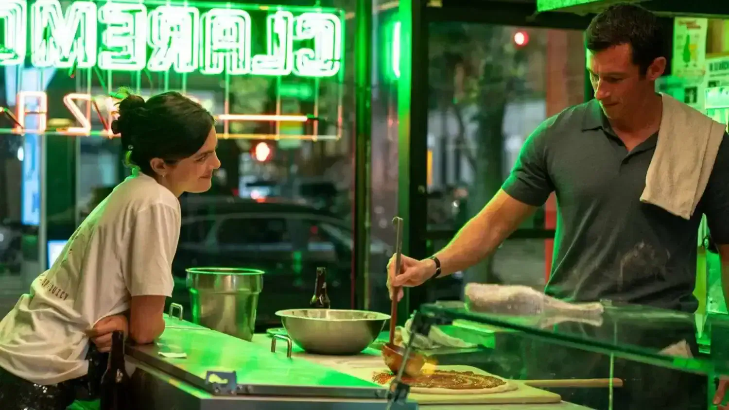 Bande-annonce de Juste pour une Nuit : la nouvelle comédie romantique de Will Gluck 4 Miniature de la bande-annonce du film Juste pour une Nuit