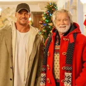 Bande annonce de L&rsquo;Homme à la Hotte (The Man with the Bag) : Arnold Schwarzenegger et Alan Ritchson réunis pour Noël