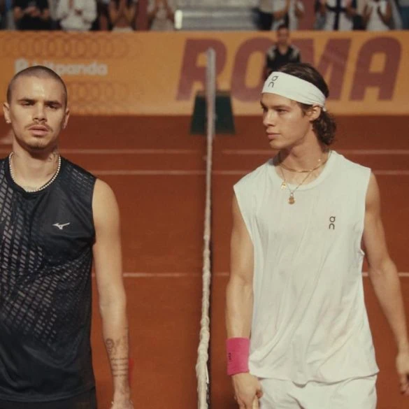 Bande-annonce de Forty Love : Paul Kircher face à Romeo Beckham