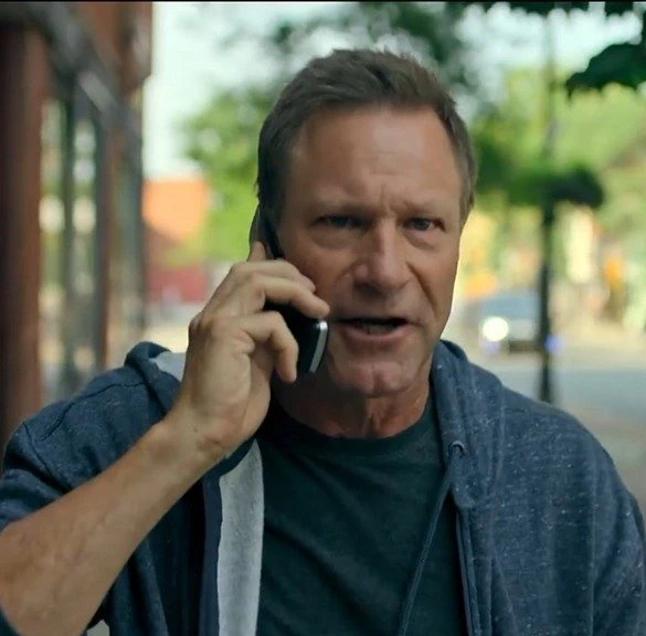 Model Citizen : la bande-annonce du thriller SF avec Aaron Eckhart