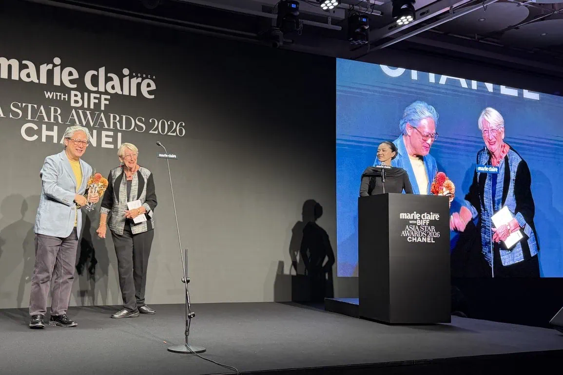 PARK Chan-wook reçoit le prix Aruna Vasudev des mains de Martine THEROUANNE, présidente du NETPAC, lors du 31e Busan International film Festival 1 PARK Chan-wook reçoit le prix Aruna Vasudev des mains de Martine THEROUANNE, présidente du NETPAC, lors du 31e Busan International film Festival