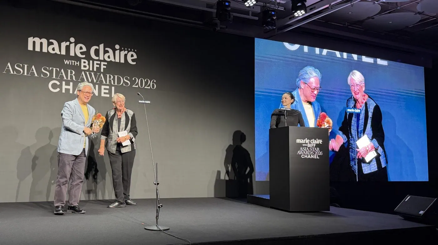 PARK Chan-wook reçoit le prix Aruna Vasudev des mains de Martine THEROUANNE, présidente du NETPAC, lors du 31e Busan International film Festival 2 PARK Chan-wook reçoit le prix Aruna Vasudev des mains de Martine THEROUANNE, présidente du NETPAC, lors du 31e Busan International film Festival