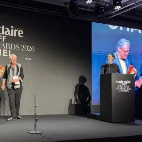PARK Chan-wook reçoit le prix Aruna Vasudev des mains de Martine THEROUANNE, présidente du NETPAC, lors du 31e Busan International film Festival
