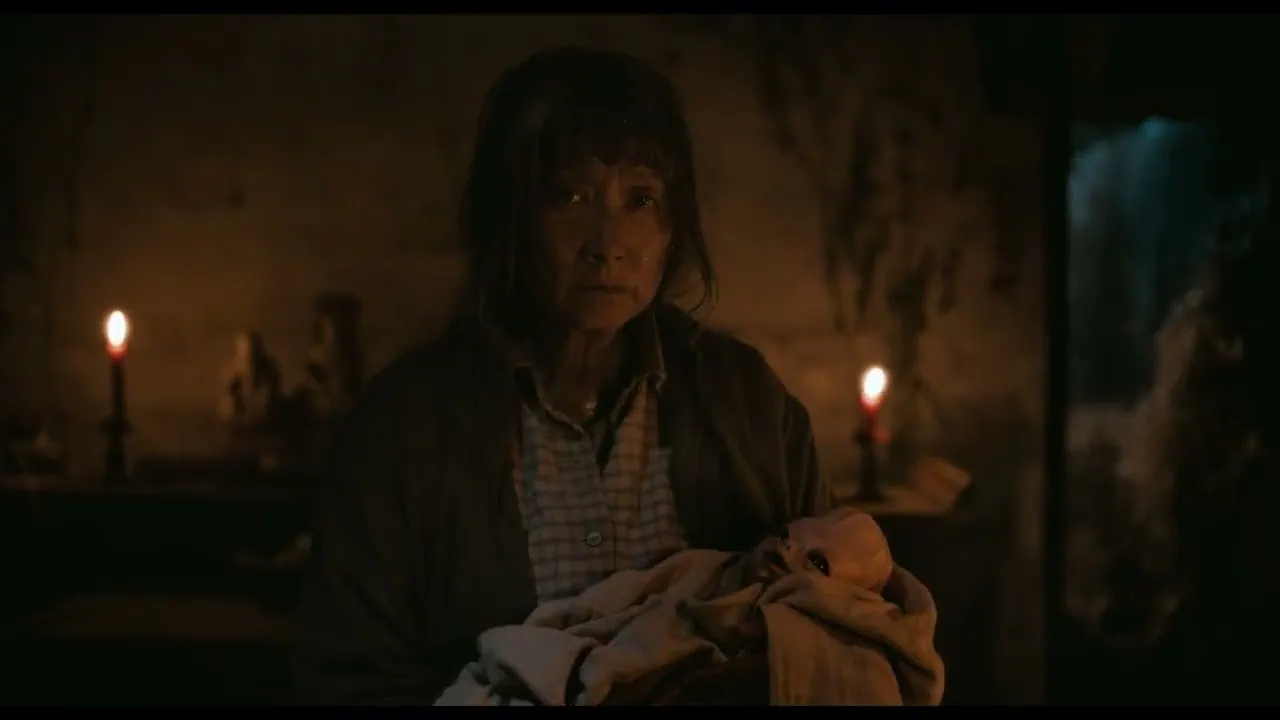 Bande-annonce de Yōkai, Bakemono o Hirou : une vieille femme recueille un bébé étrange 5 Scu00e8ne du film Yu014dkai, Bakemono o Hirou (u5996u602au3001u5316u7269u3092u3072u308du3046)